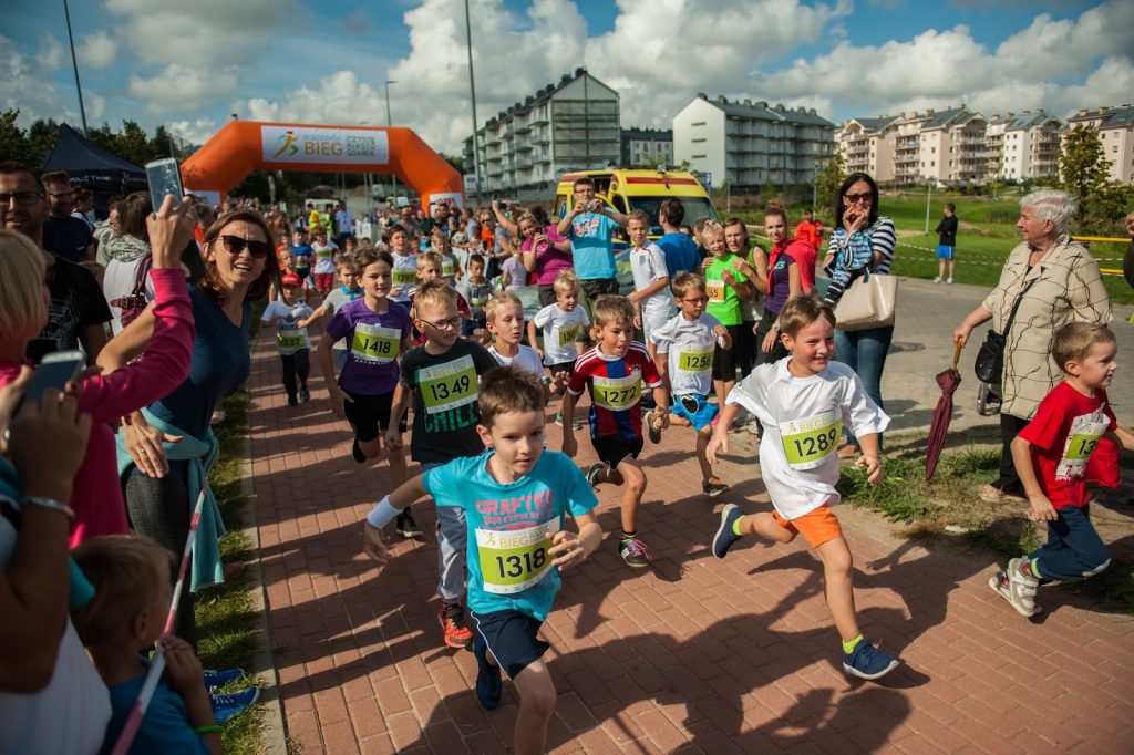 dzieci-biegna