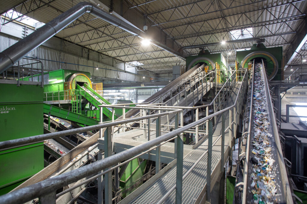 Gdańsk. Zaproszeni goście mieli okazję by przekonać się na własne oczy o skuteczności działania nowych, zautomatyzowanych instalacji działających od 3 miesięcy na terenie sortowni w Zakładzie Utylizacyjnym na ul. Jabłoniowej.