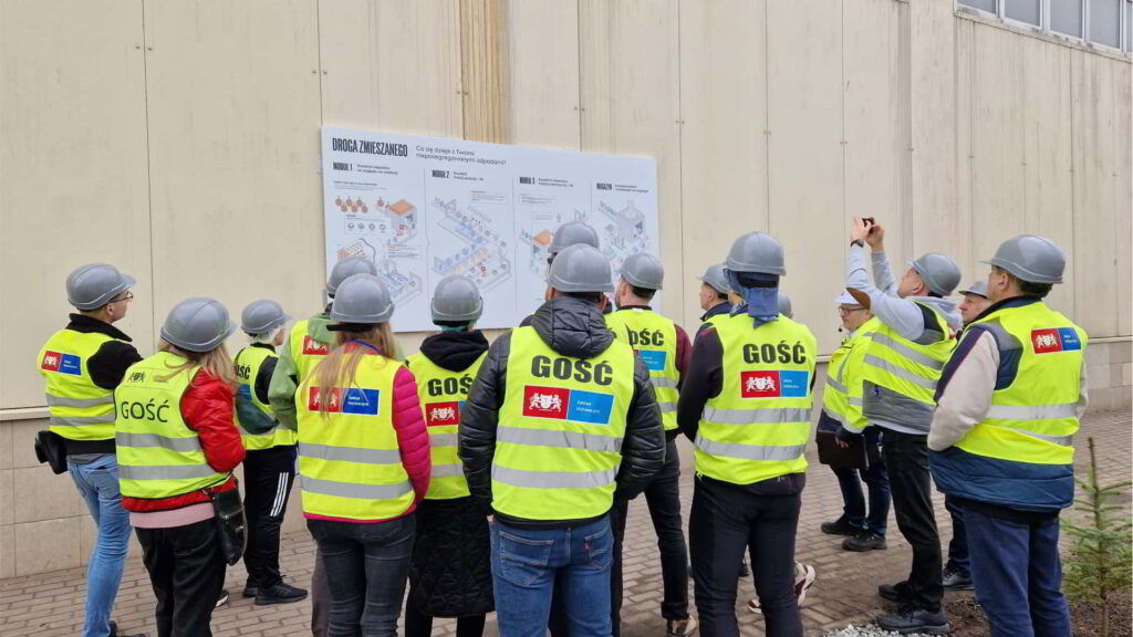 Zdjęcie grupowe z wizyty edukacyjnej w Zakładzie Utylizacyjnym w Gdańsku