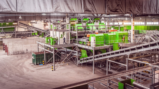 Hala sortowni. Tu pracuje większość załogi – w systemie trzyzmianowym.