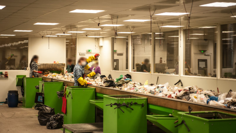 Klimatyzowane kabiny ze stanowiskami dla sortowaczy surowców wtórnych.