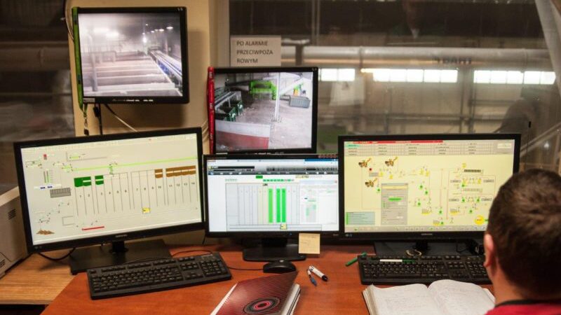 Praca hal sortowania oraz kompostownia jest koordynowana w sterowni, także pod kątem bezpieczeństwa pracowników.