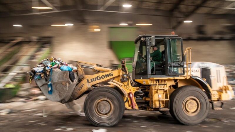 Po czym ciężki sprzęt ładuje odpady na linię technologiczną, która przemieszcza strumień do sortowni.