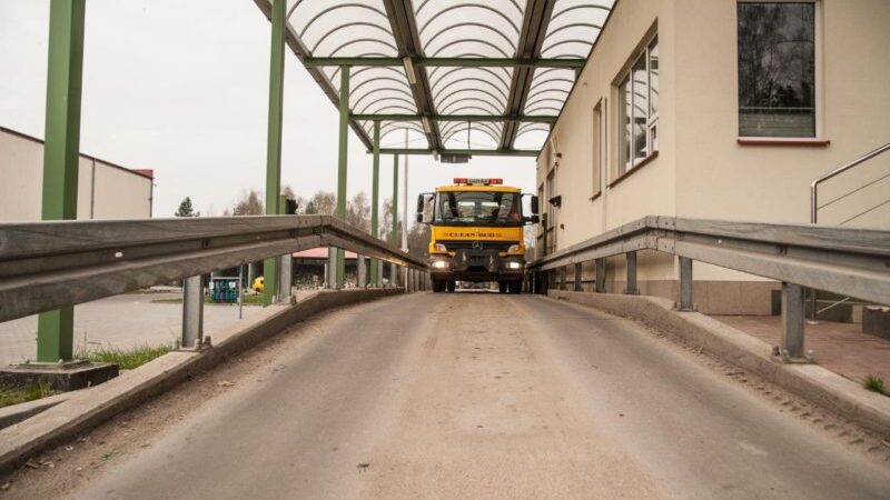 Waga – tylko tędy mogą wjechać i wyjechać pojazdy z odpadami. Wszystko jest dokładnie ewidencjonowane.