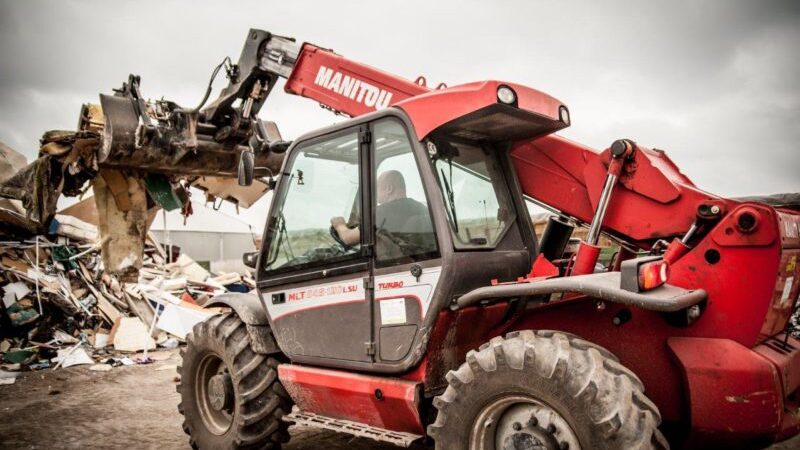 Na placu demontażu i rozdrabniania wielkich gabarytów (głównie starych mebli) nigdy nie brakuje pracy.