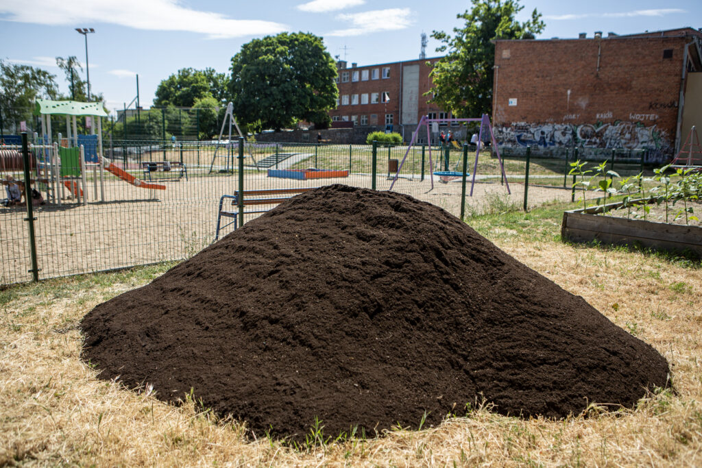 Czarne Złoto Ogrodników przekazane Szkole Podstawowej nr 60 w Gdańsku. Zdjęcie: P. Wittman.
