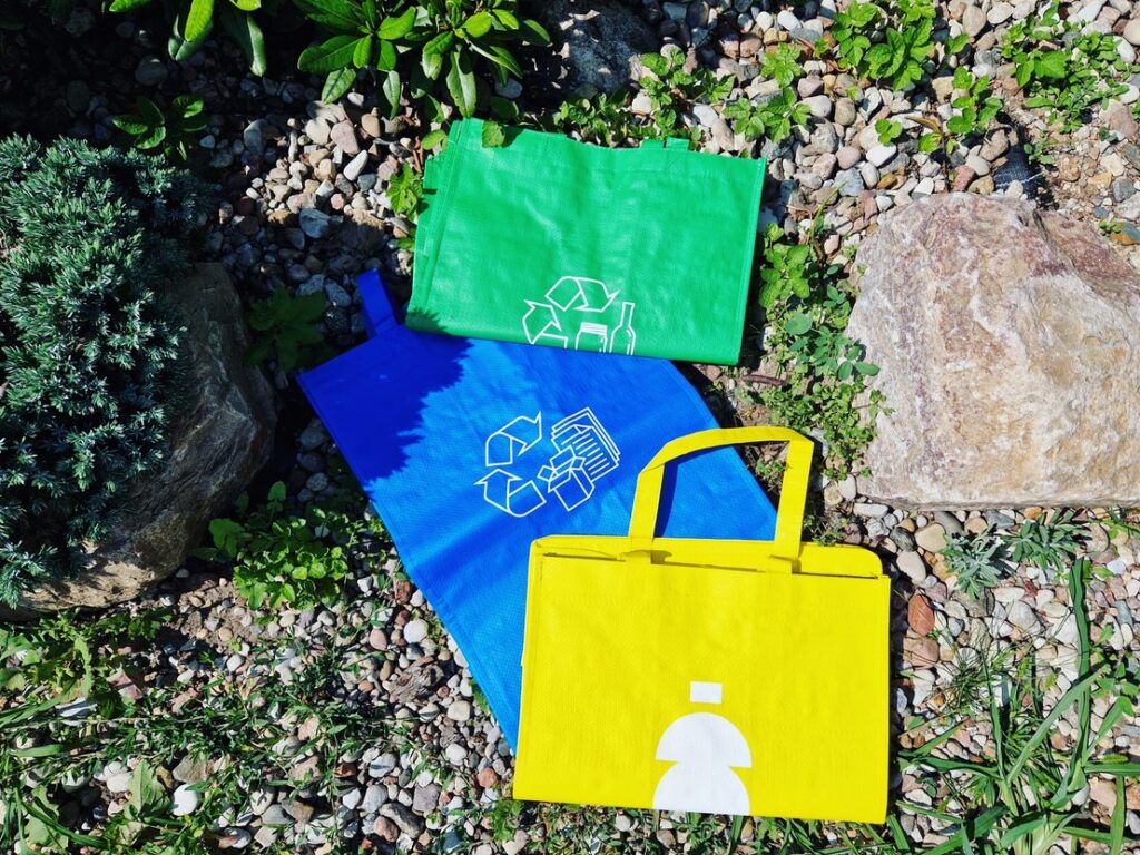 Torby do segregacji odpadów do podróży autem w stylu eko. Zakup toreb zrealizowano w ramach projektu „Kultura segregacji” 
prowadzonego przez Rekopol Organizację Odzysku Opakowań S.A.