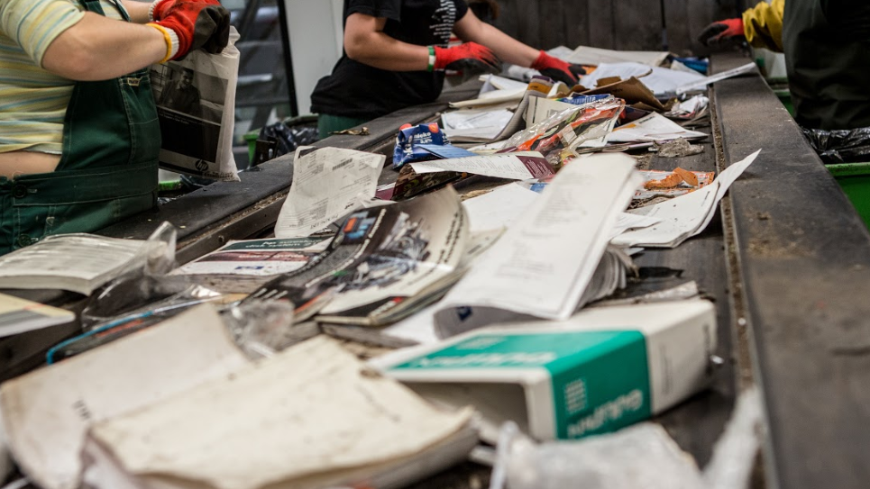 Klimatyzowane kabiny ze stanowiskami dla sortowaczy surowców wtórnych.