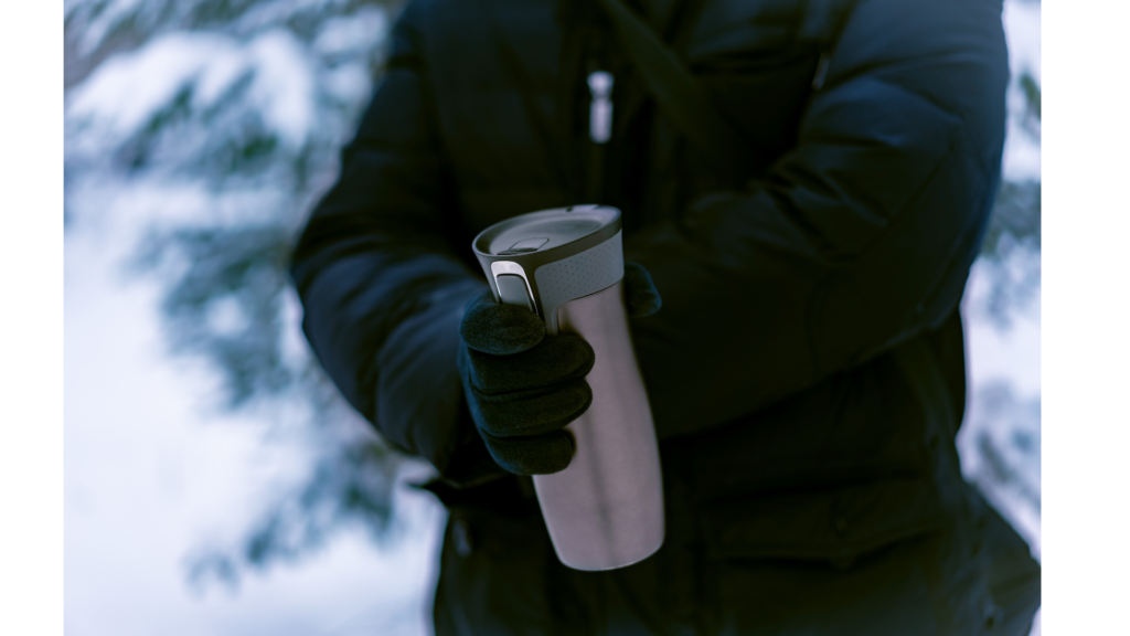 Kawa lub herbata  z kubka termicznego najlepsza na rozgrzewkę w czasie ferii