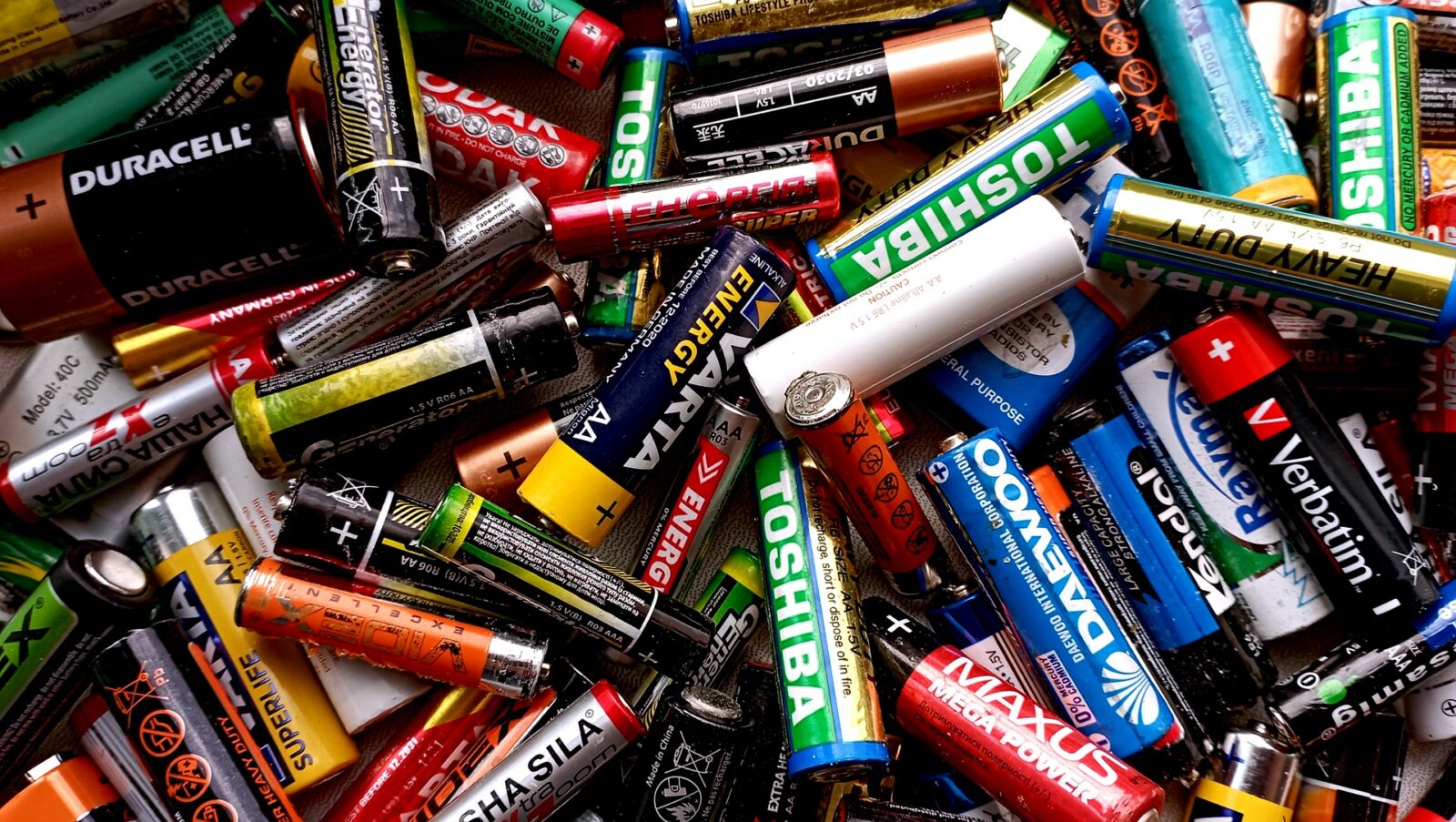 Mały przedmiot, duża odpowiedzialność. Co zrobić ze zużytą baterią? 